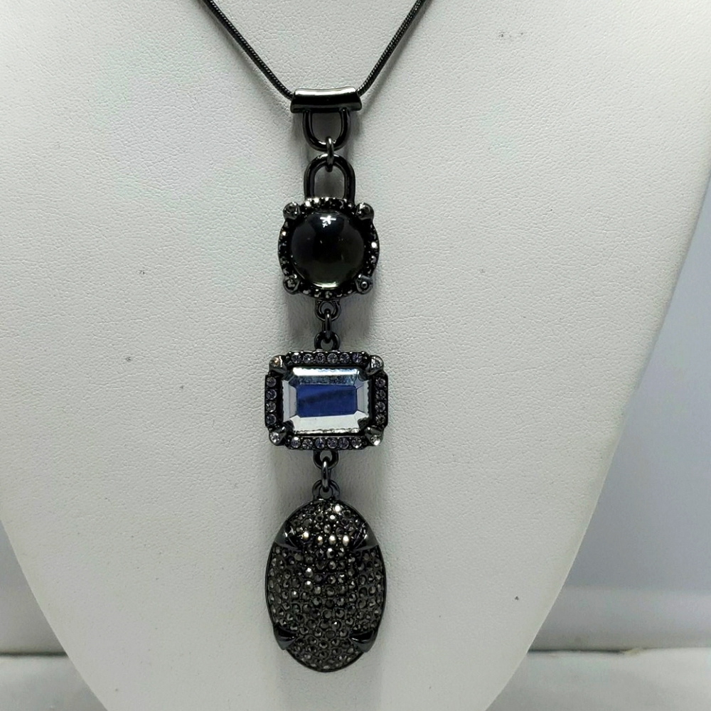 Cache 44 inch chain neck with 3 stones pewter color